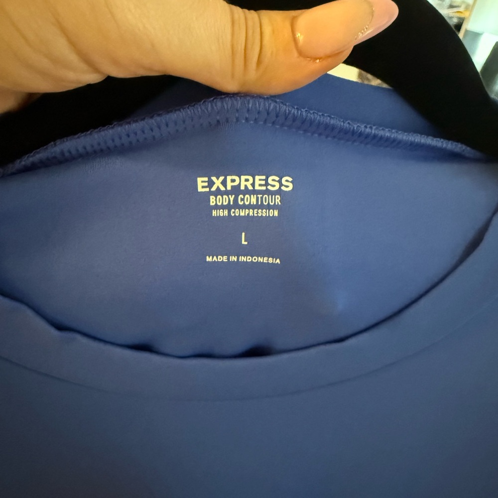 Like new Express body contour tee - Picture 3 of 3